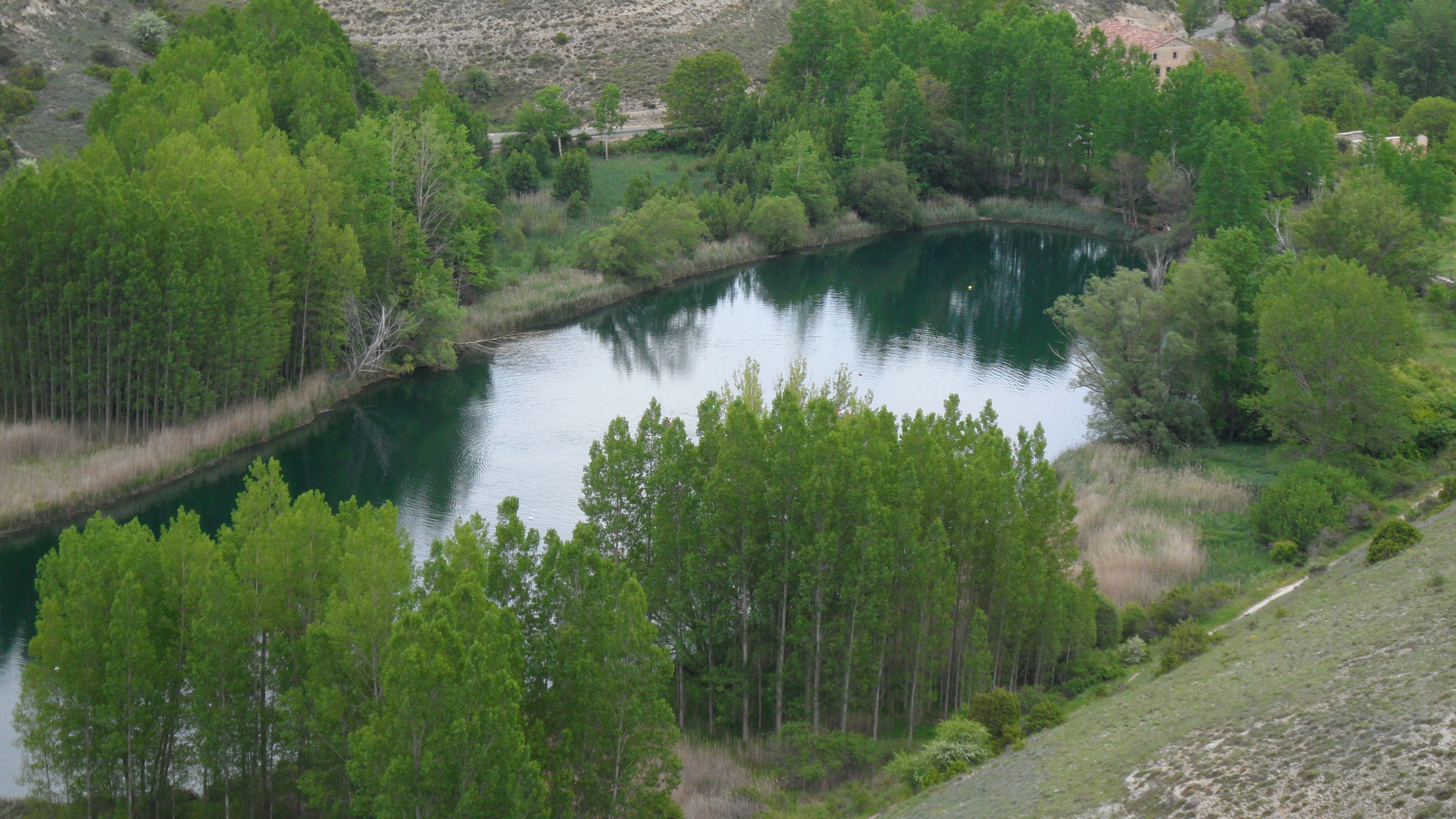 Laguna de Somolinos y la Sierra de Pela